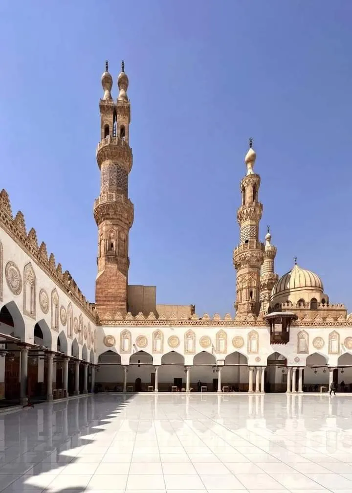 صحن الجامع الأزهر الرخامي في القاهرة تحيط به الأروقة وتطل عليه مآذنه