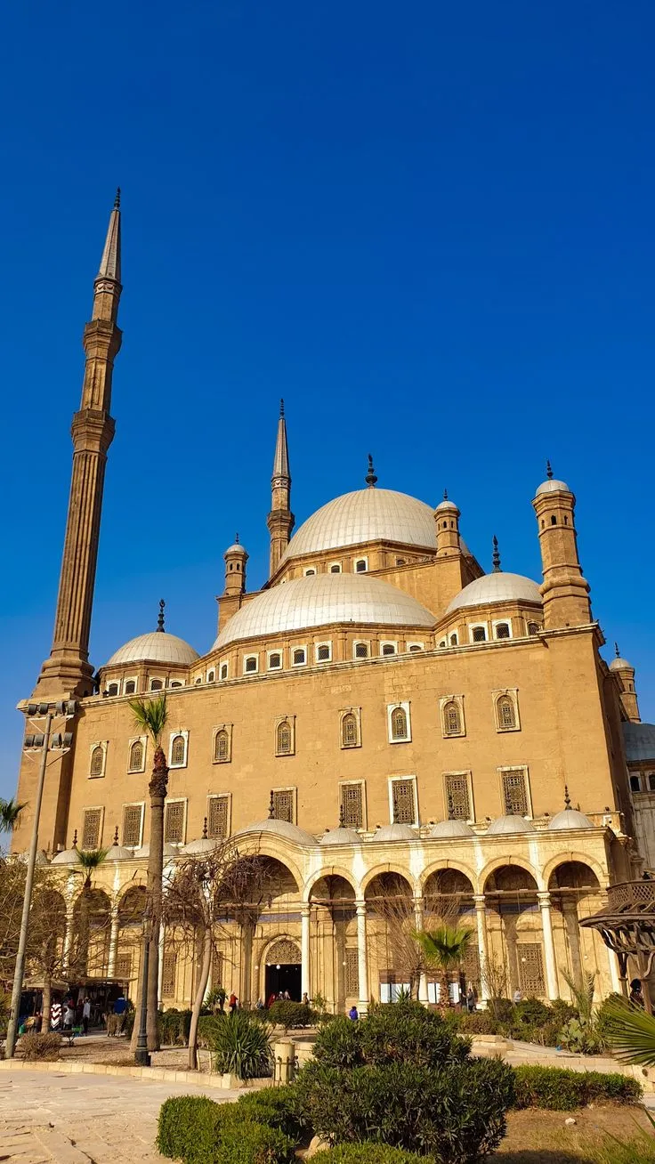 مسجد محمد علي في قلعة صلاح الدين بالقاهرة، وتظهر قبابه ومئذنتاه أمام سماء صافية