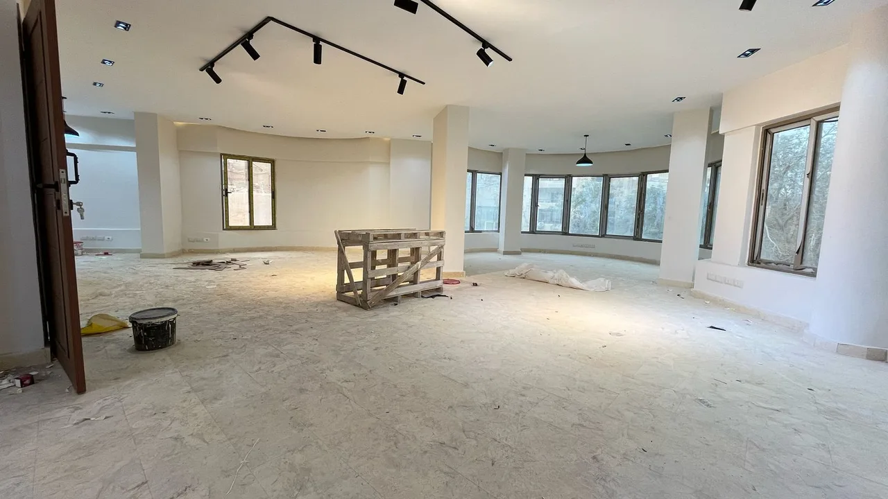 Undivided floor with windows on two sides, ready for fit-out, in an administrative building for rent in Degla