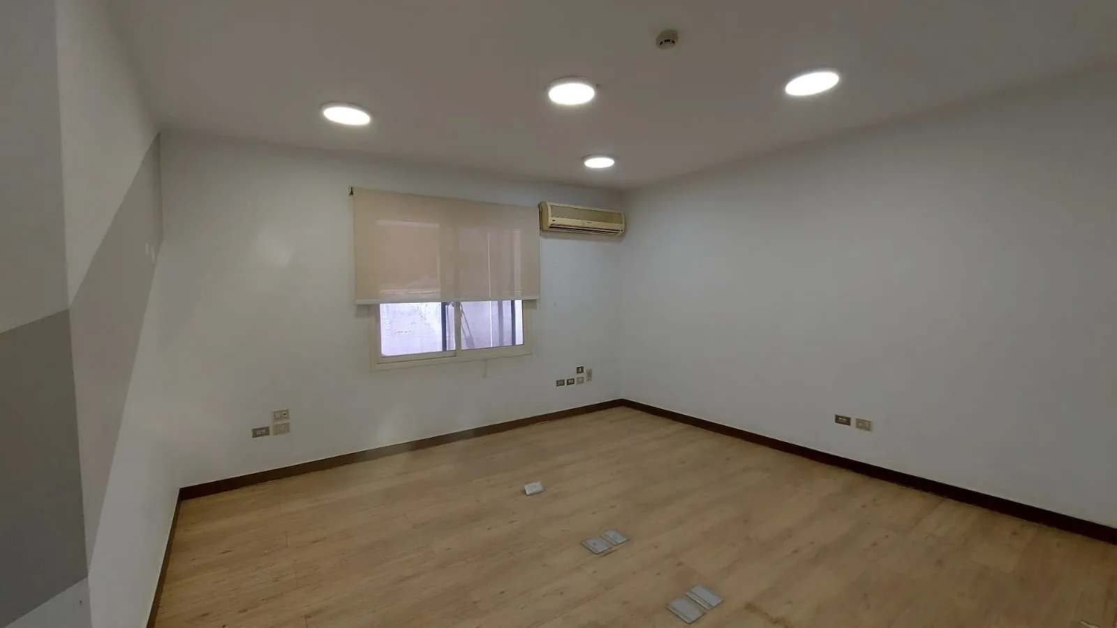 Finished room on a full floor in Degla with painted walls, recessed lighting, an air conditioner and a blind