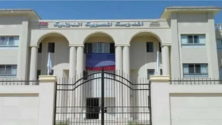 المدخل المقوّس وبوابة المدرسة المصرية الدولية في التجمع الخامس