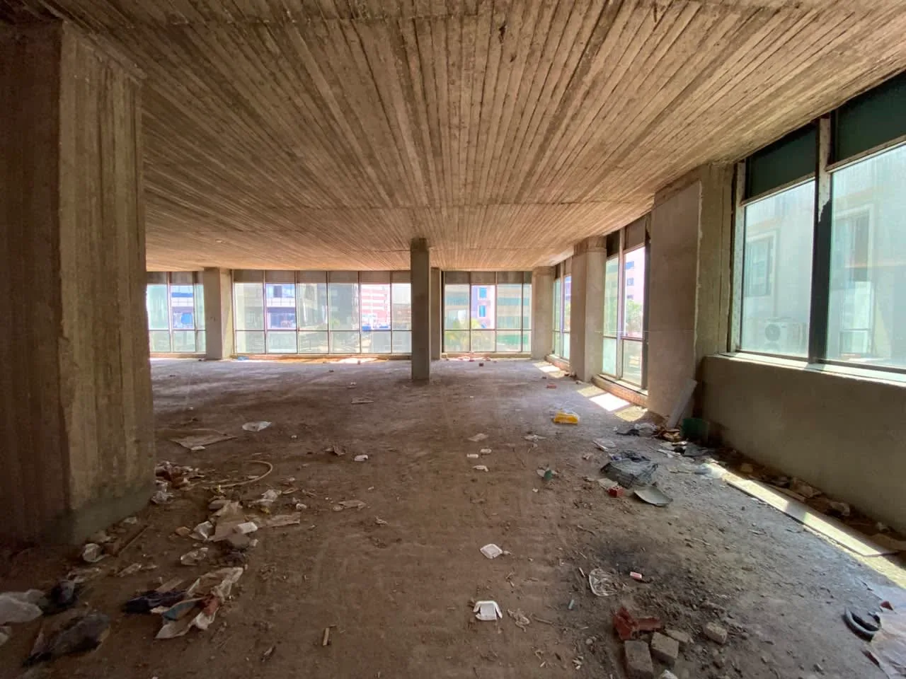 Core-and-shell floor with concrete columns and full-height windows in an administrative building in New Cairo