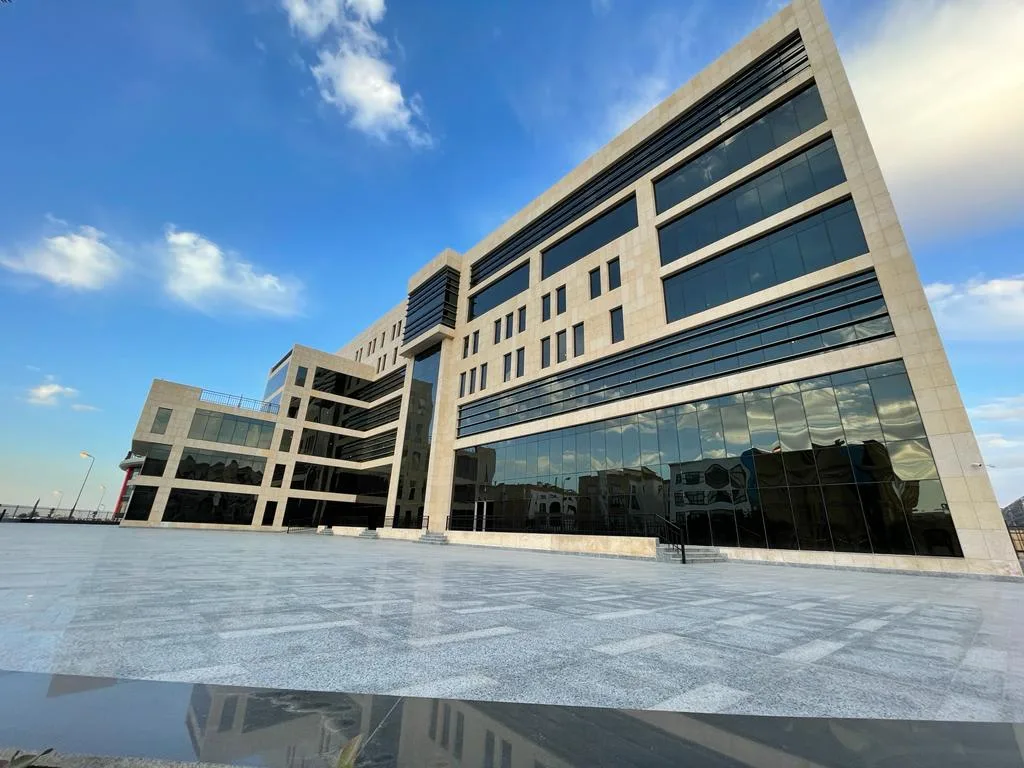 Glass and stone office building with a wide paved forecourt, a 1,500 m² building for rent in New Cairo