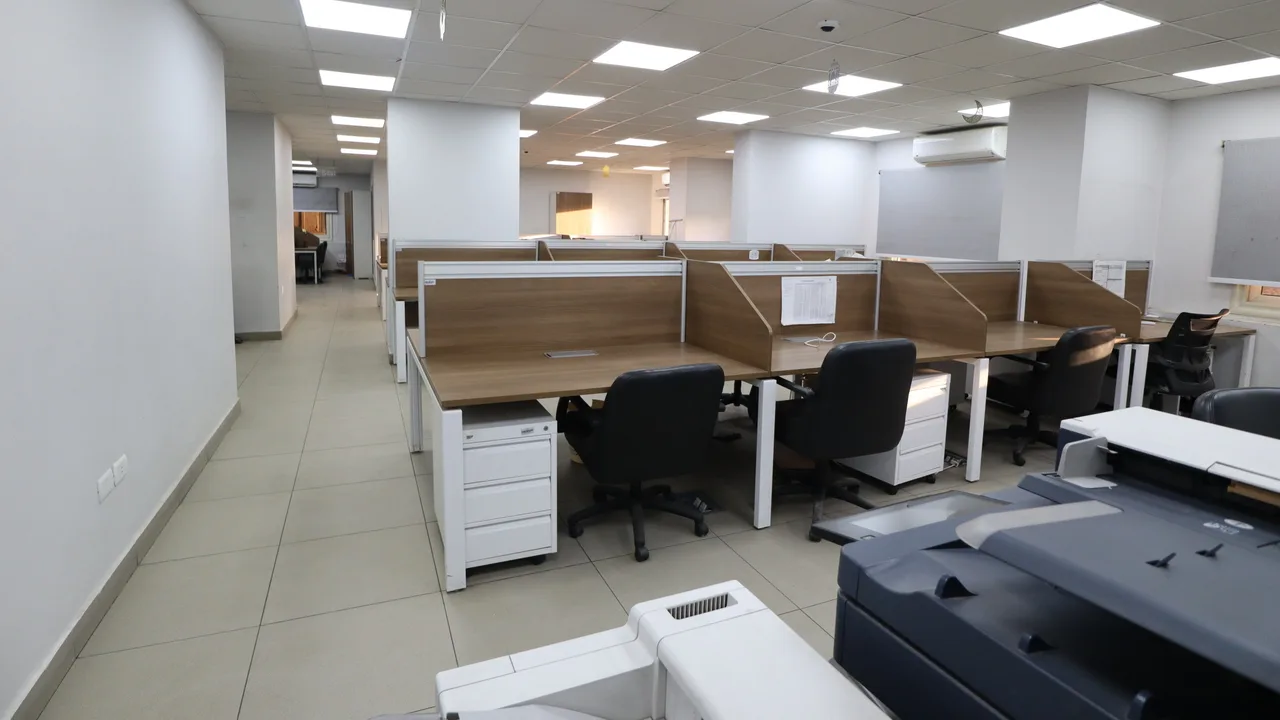Open-plan floor of desks with low partitions and office chairs in a 1,000 m² administrative office for rent in Sarayat El Maadi