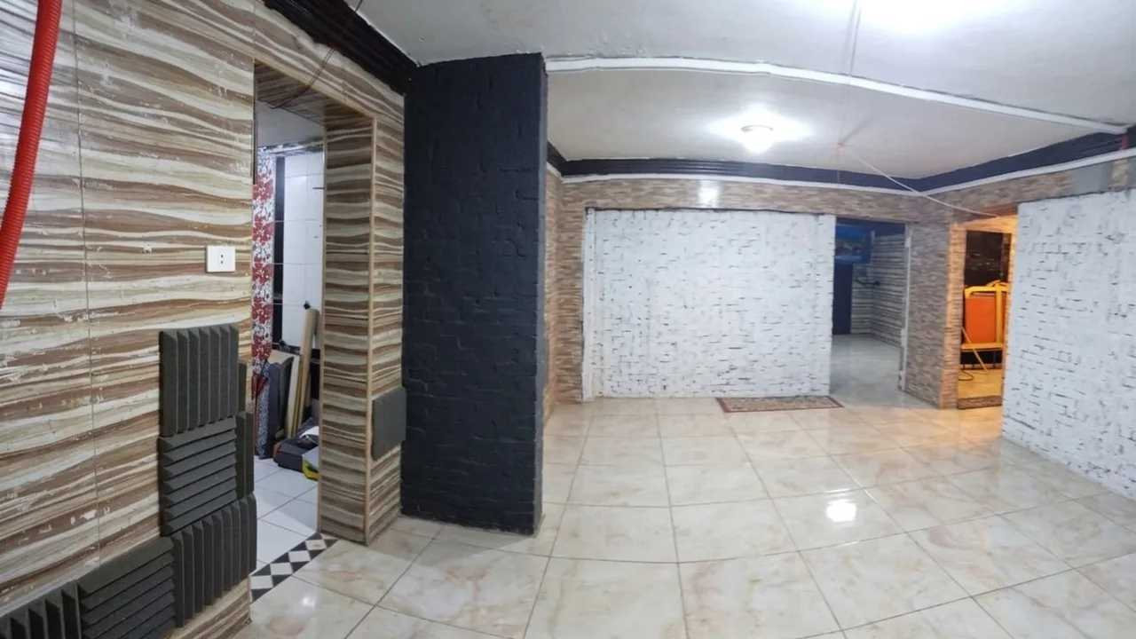 وحدة تجارية مجهزة بجدار مكسو بالحجر وحواف داكنة وأرضية سيراميك، في محل للإيجار في سرايات المعادي