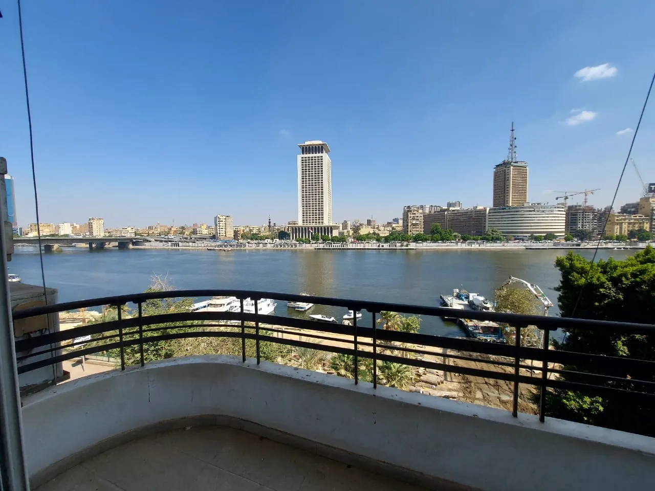 بلكونة تطل على النيل وبرج وزارة الخارجية ومبنى ماسبيرو من شقة في الزمالك