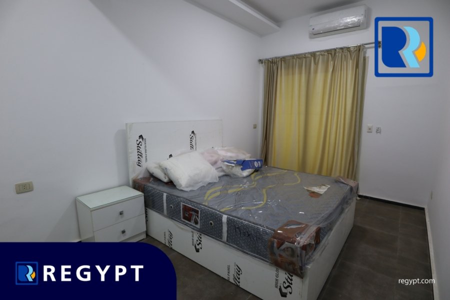 Bedroom with a queen size bed in aground floor for rent in maadi