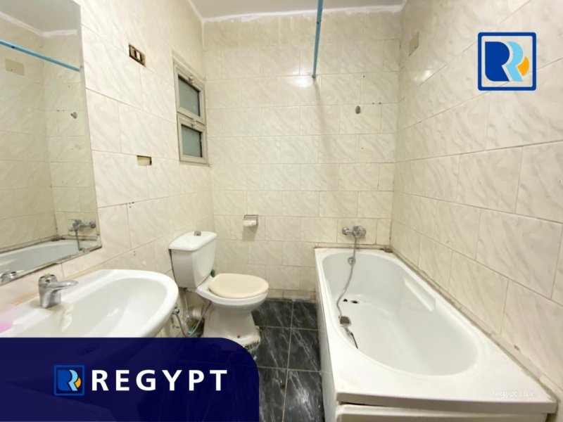 Bathroom with bathtub in a cozy ground floor in maadi for rent