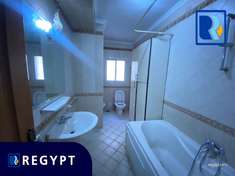 Bathroom with bathtub in a ground floor for rent in maadi degla