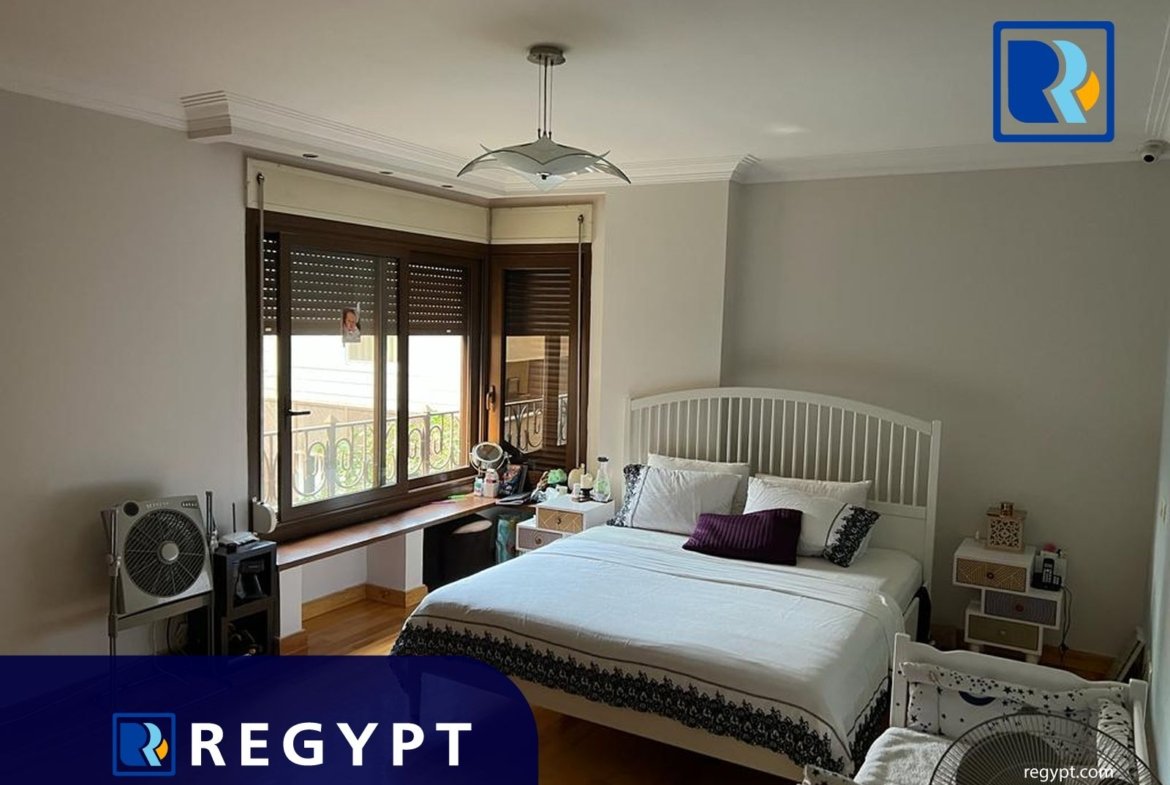 Airy bedroom with nice finishing in a duplex ground floor for rent