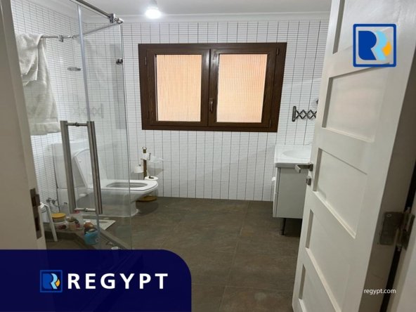 Bathroom with shower cabinet in a duplex ground floor for rent