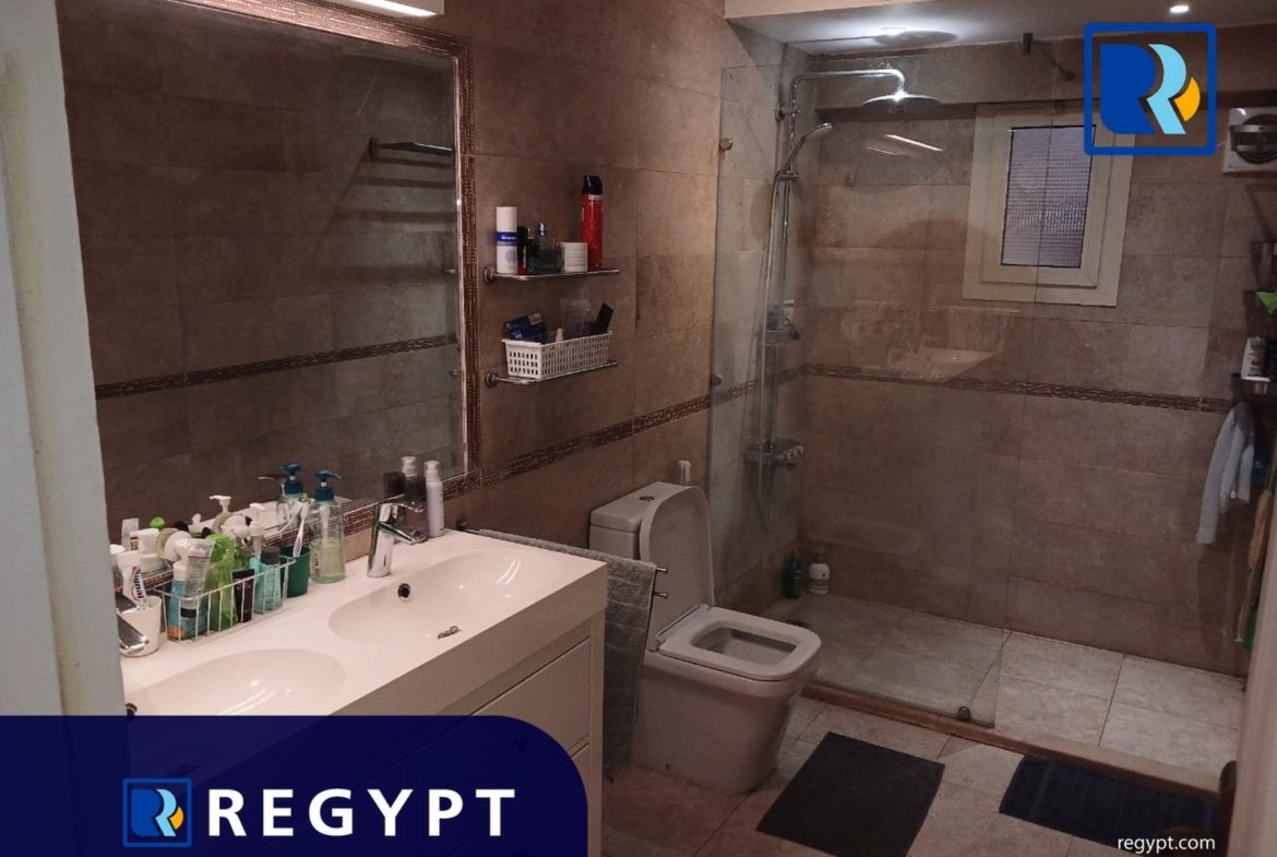 bathroom with capint shower