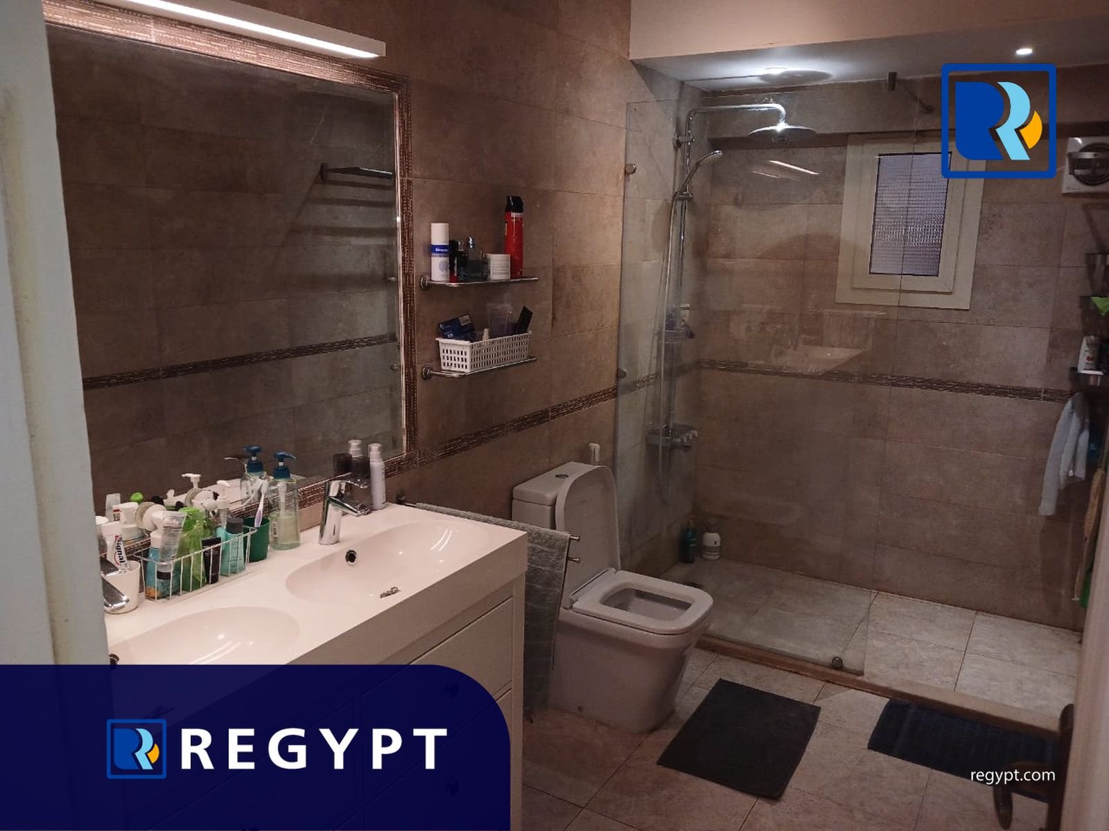bathroom with capint shower
