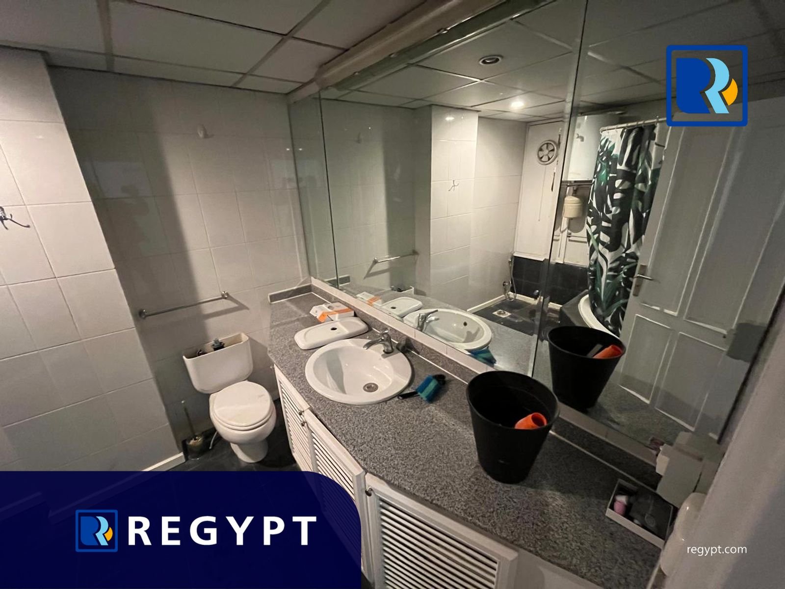 main bathroom with bathtub