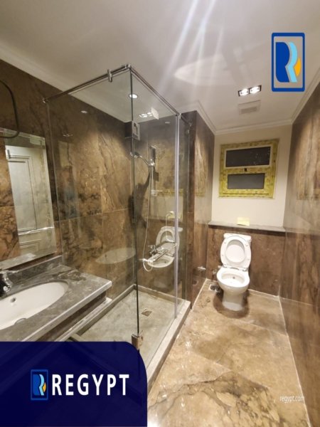 Main bathroom with new finishing