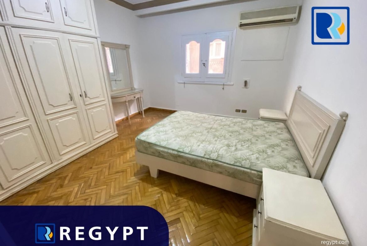 Wide bedroom, with queen bed