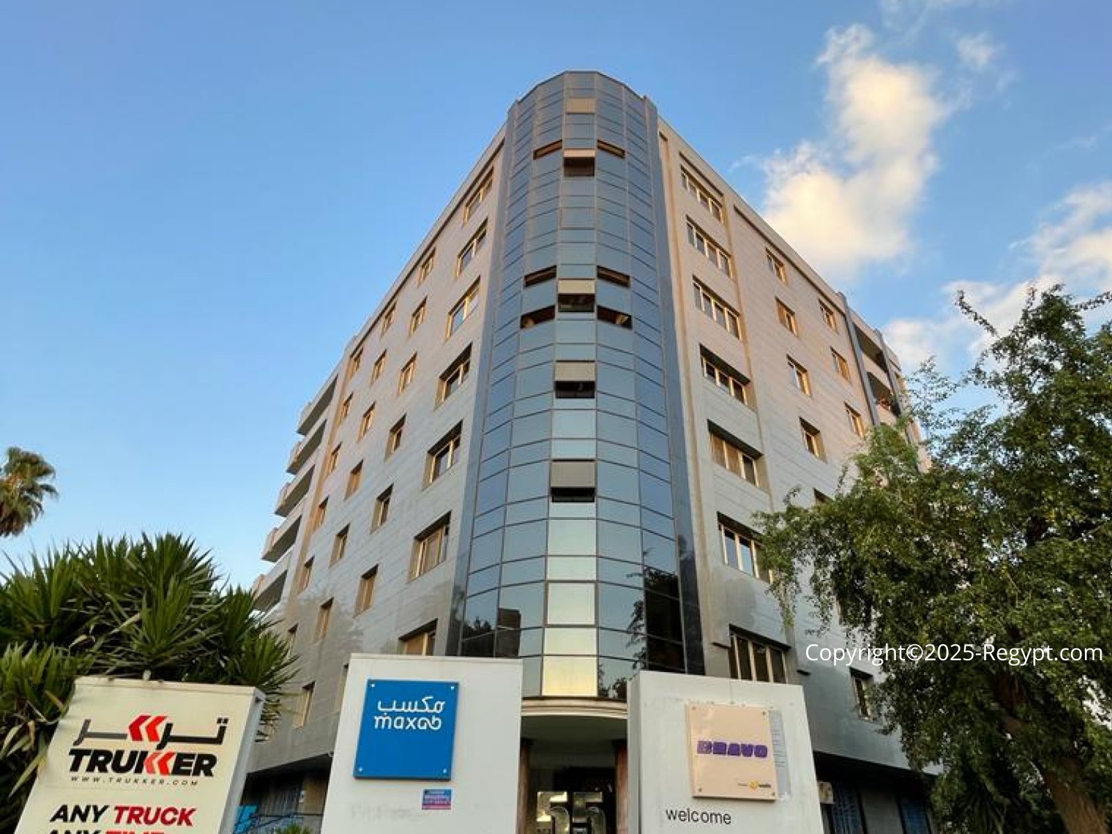 A distinctive glass façade for leading companies in Maadi.
